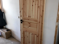 Die erst eingebaute Tür - die Tür der Gästetoilette