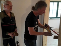 Der Türrahmen des Kinderzimmers wird eingebaut