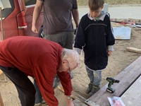 Am 8. März wird der provisorische Weg zum Eingang gebaut