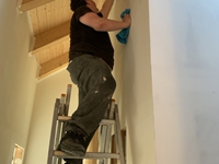 Am 4. April ist Stefan beim Malern in luftiger Höhe