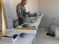 Sortieren WIR erst mal die Teile der Dusche und ...