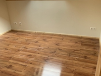 Zwei Räume sind bis auf die Türen einzugsbereit