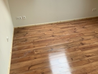 Zwei Räume sind bis auf die Türen einzugsbereit