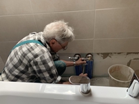 17.5.25 Hannes beim Badewannenanschluss