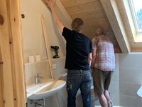 12.7.25: Das Abluftrohr im Bad wird verkleidet