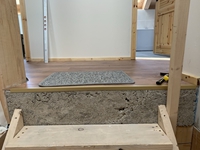 Die Winkelschiene wird angebracht