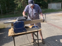 20.8.25: Die Bohlen werden gehobelt - hier in Trebbus