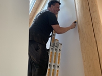 Natürlich muss die überstehende Tapete entfernt werden