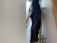 Natürlich muss die überstehende Tapete entfernt werden