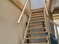 29.8.25: Die Treppe erhält einen zweiten Handlauf