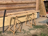 Die letzten Bohlen warten aufs Streichen