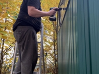 Der Schuppen wurde sturmsicher gemacht.