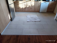 Hannes: Der Fliesenabschluss an den K&uuml;chenm&ouml;beln sind dran.