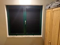 Das Schlafzimmerfenster erh&auml;lt Plissees