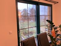 13.12.25: Der Wohnraum bekommt Gardinenstangen